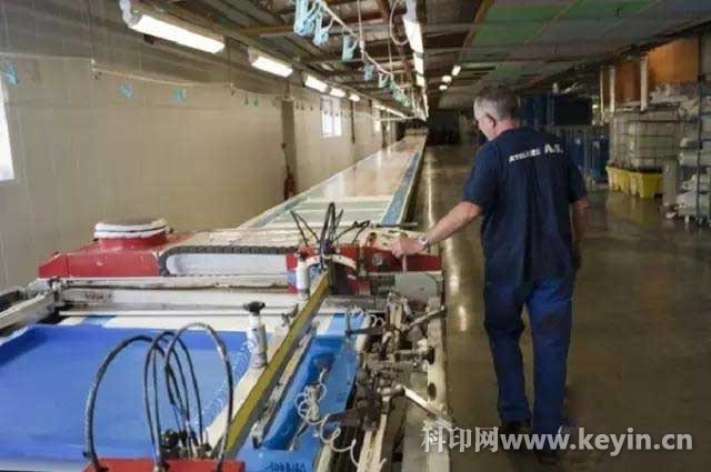 动则上万的丝网印刷品,揭秘爱马仕丝巾的制作过程_市场政策_科印印刷网